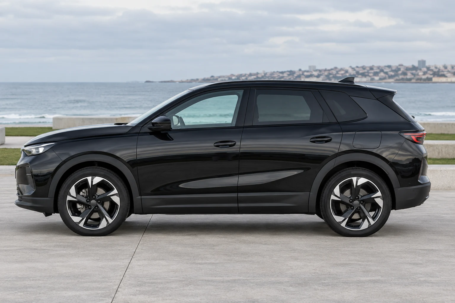 Seitenansicht (Fahrerseite) des Opel Grandland / Grandland X 2 als Grandland SUV (5-türig) (mit KI erzeugt)