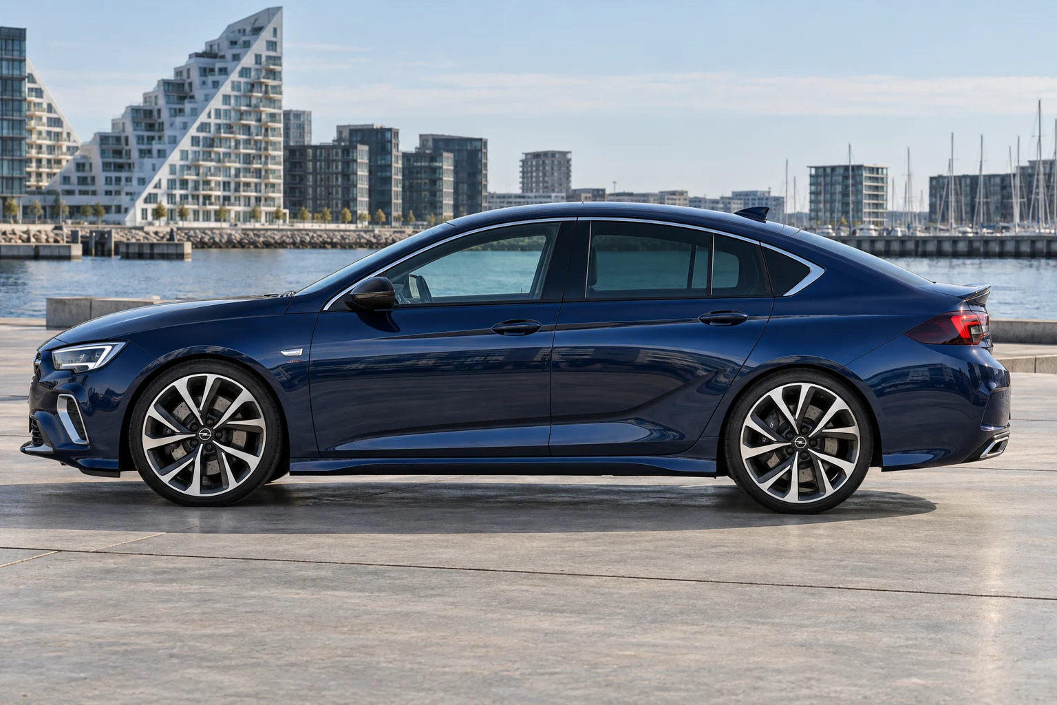 Seitenansicht (Fahrerseite) des Opel Insignia B als GSi (mit KI erzeugt)