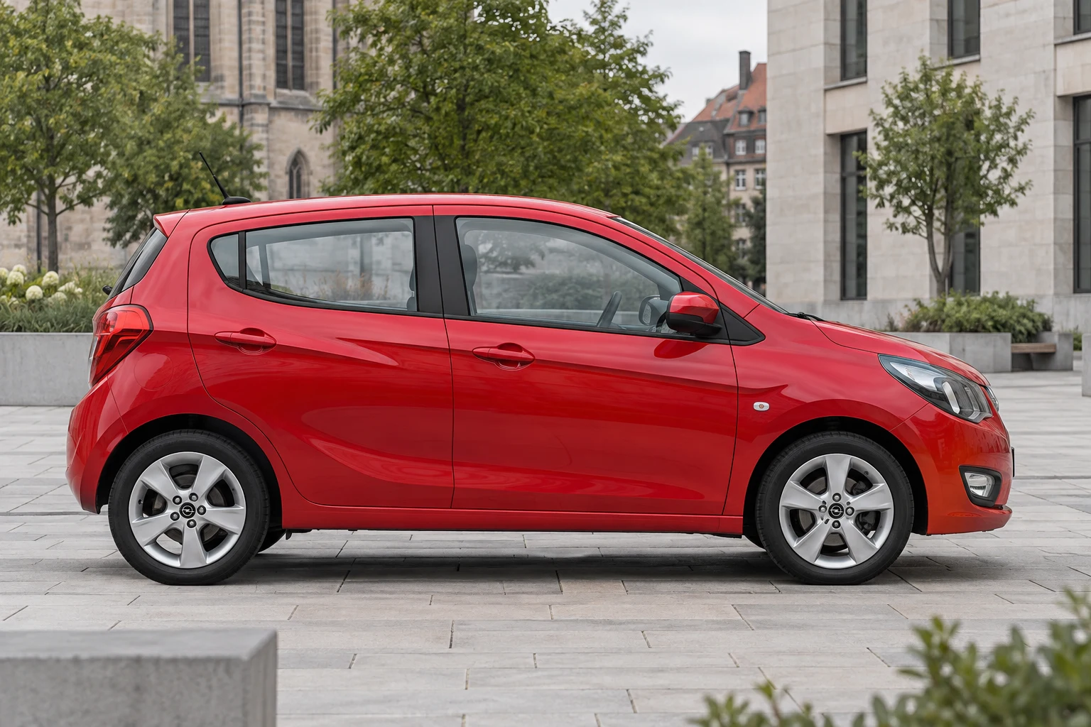 Seitenansicht (Fahrerseite) des Opel Karl A als Karl (5-Türer) (mit KI erzeugt)