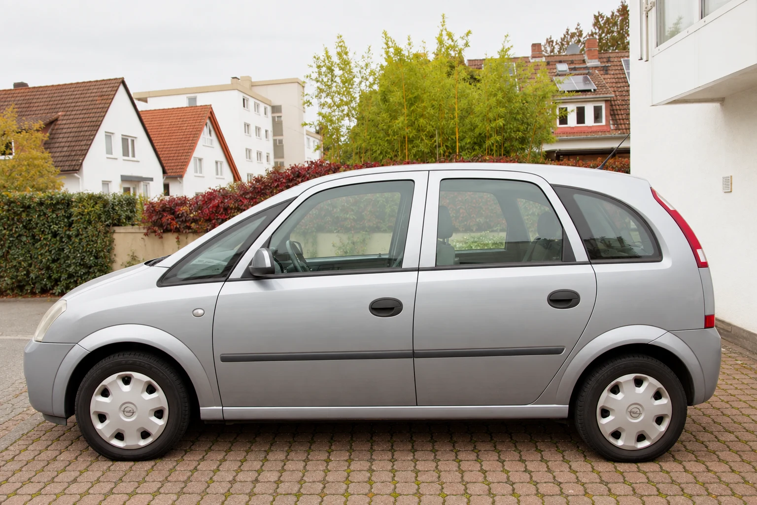 Seitenansicht (Fahrerseite) des Opel Meriva A als Minivan (5-türig / FlexSpace) (mit KI erzeugt)