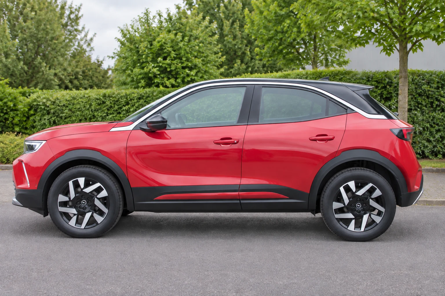 Seitenansicht (Fahrerseite) des Opel Mokka B als Mokka SUV (5-Türer) (mit KI erzeugt)