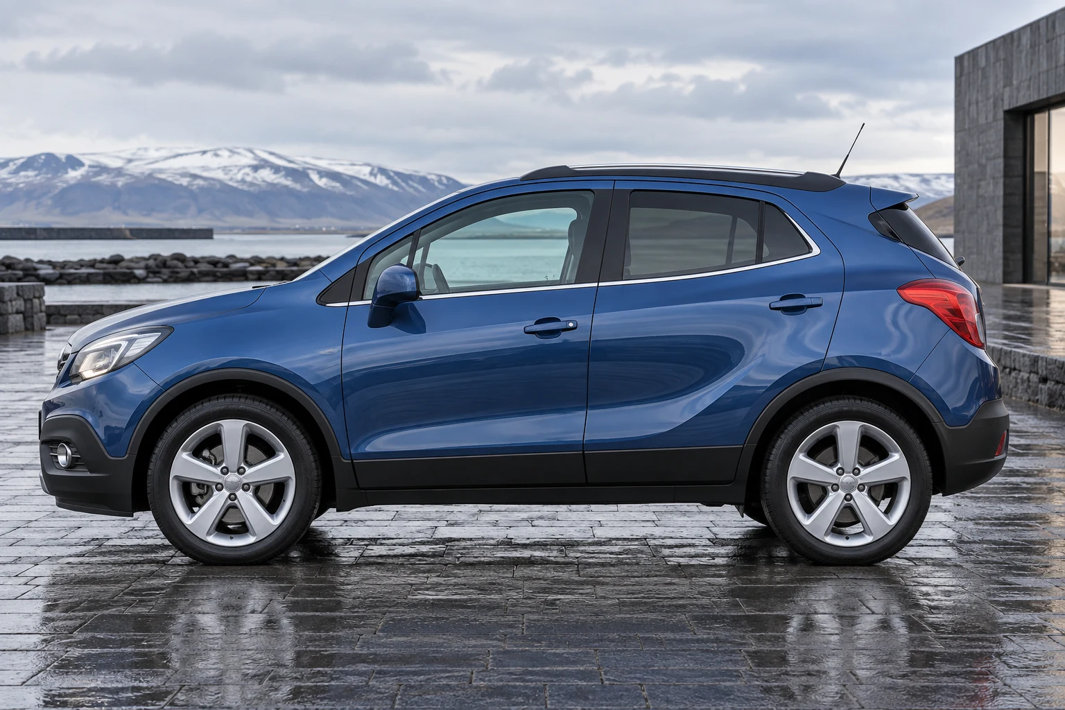 Seitenansicht (Fahrerseite) des Opel Mokka (X) A als Mokka SUV (Vor-Facelift) (mit KI erzeugt)