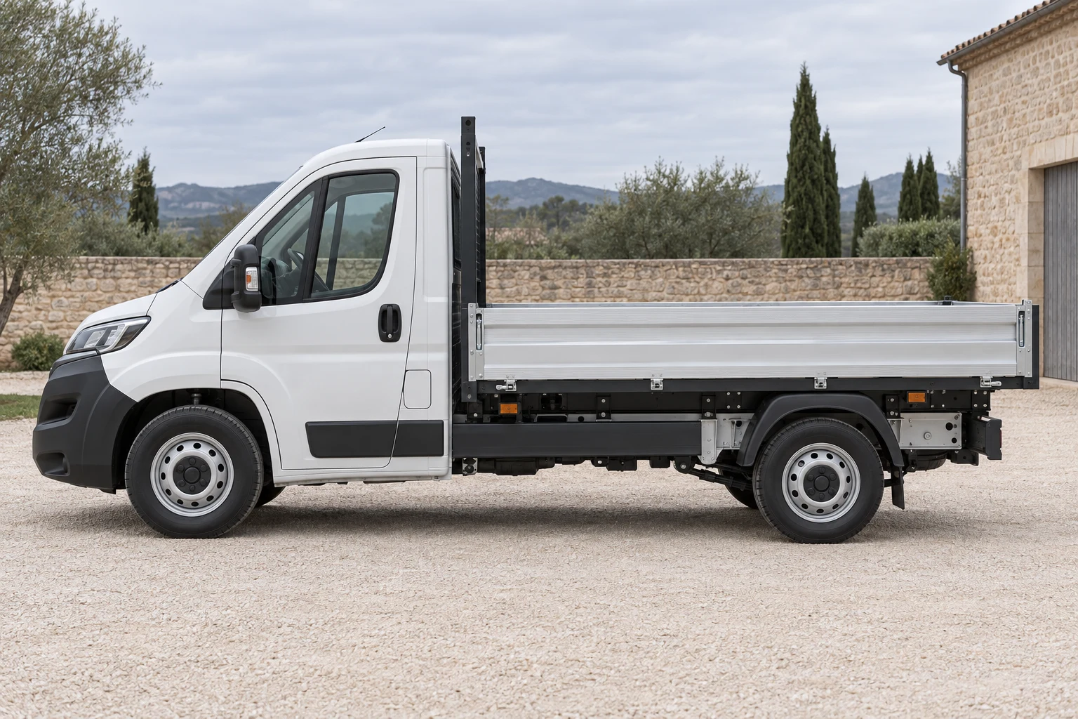 Seitenansicht (Fahrerseite) des Opel Movano C als Fahrgestell / Pritsche / Kipper (mit KI erzeugt)