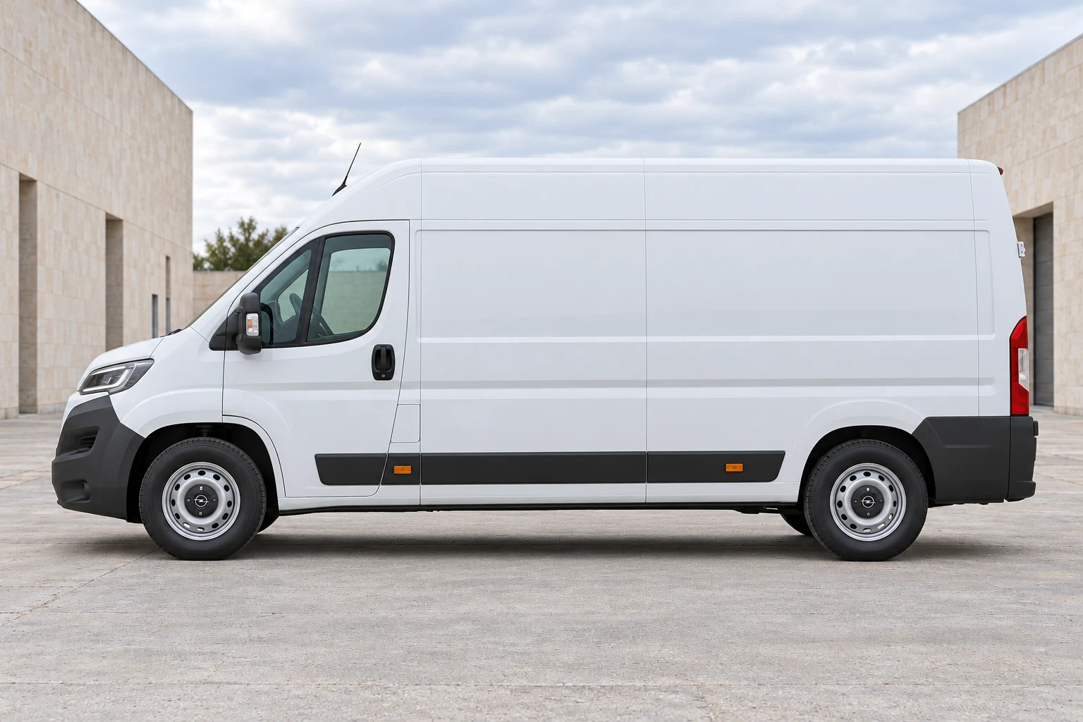 Seitenansicht (Fahrerseite) des Opel Movano C als Movano Electric (BEV) (mit KI erzeugt)