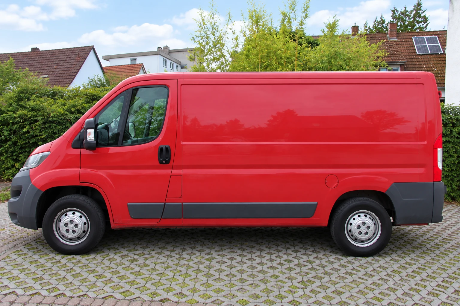Seitenansicht (Fahrerseite) des Opel Movano C als Kastenwagen (L1/L2/L3/L4, H1/H2/H3) (mit KI erzeugt)