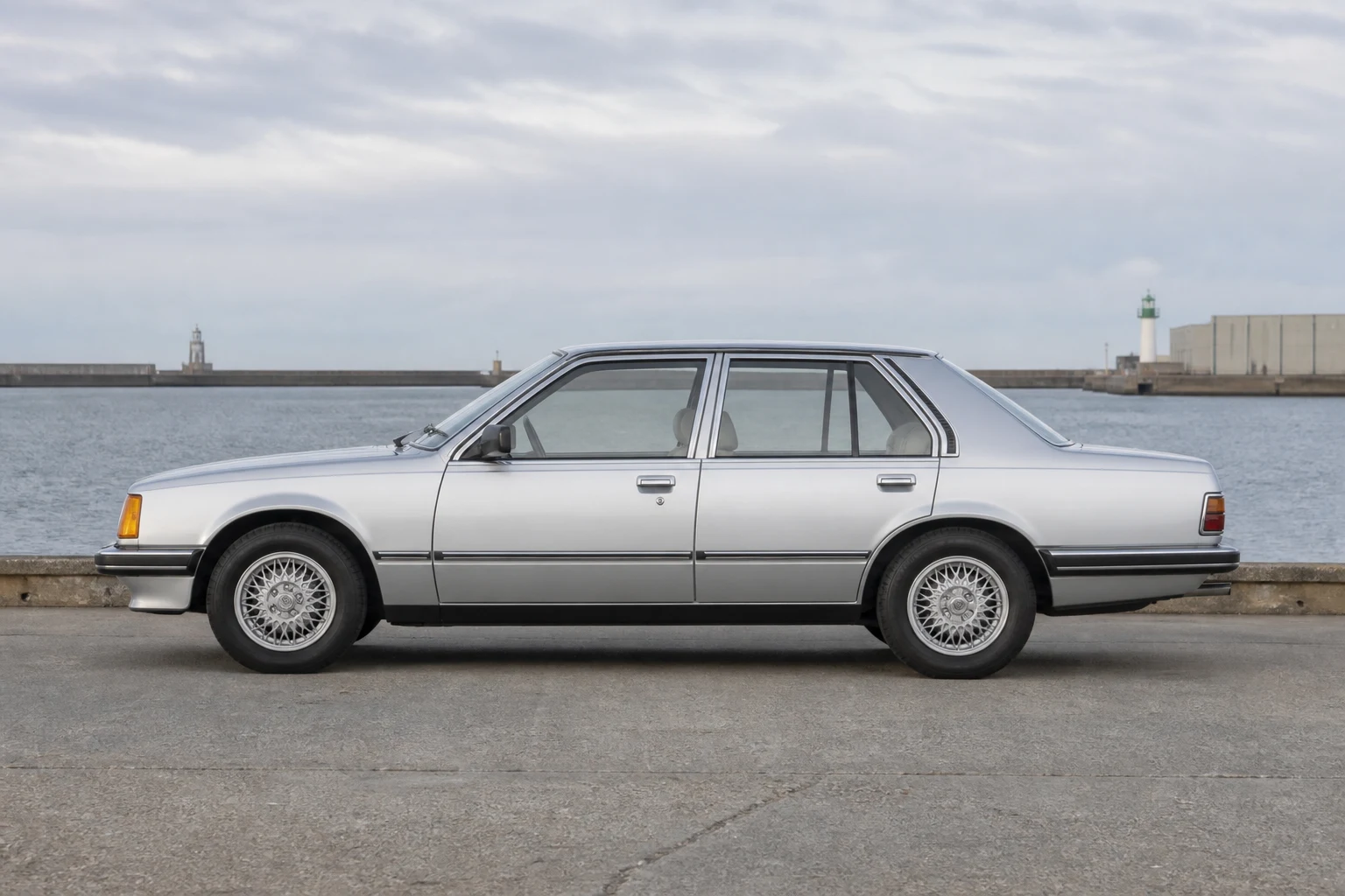 Seitenansicht (Fahrerseite) des Opel Senator 1 als Limousine (4-türig / CD) (mit KI erzeugt)