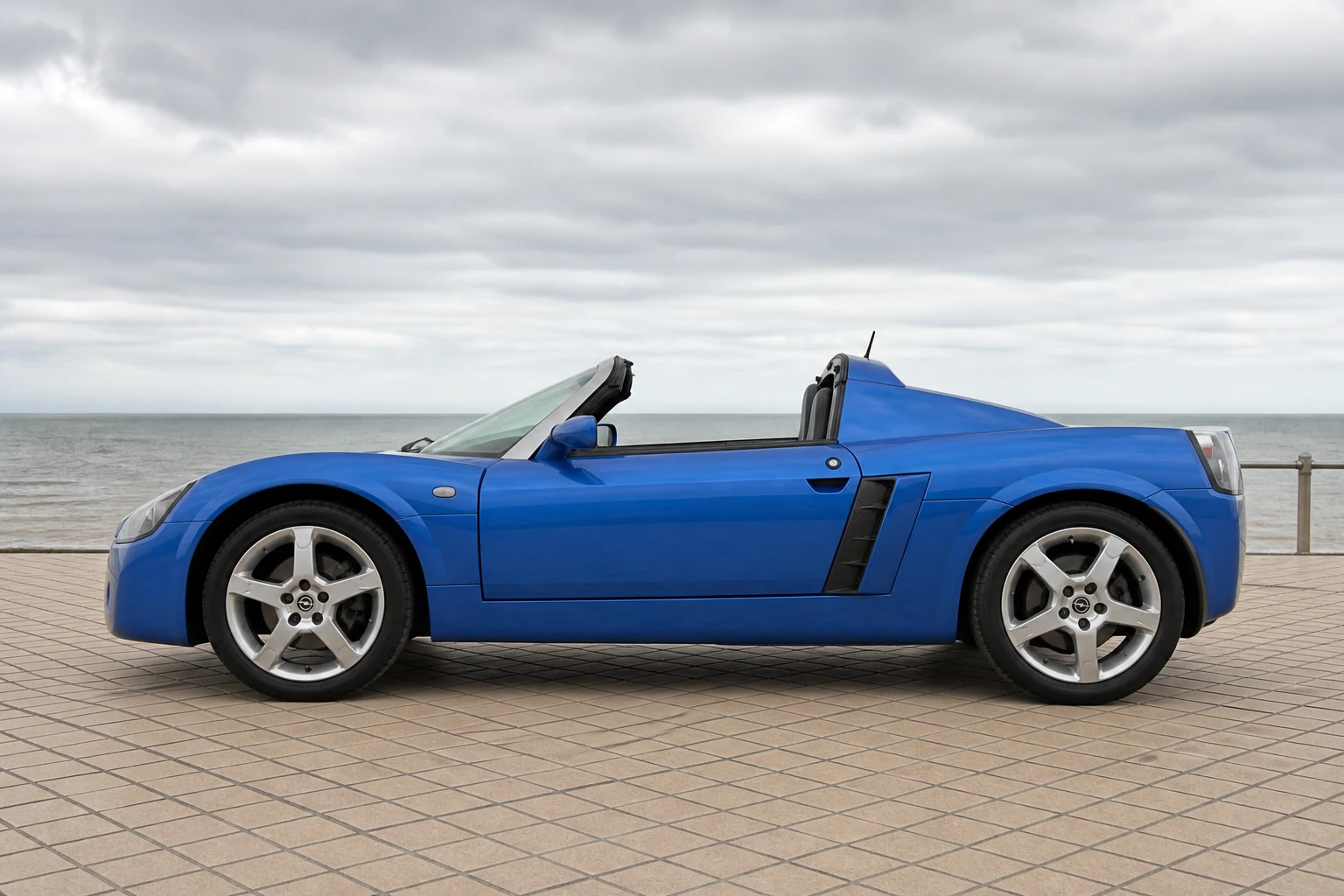 Seitenansicht (Fahrerseite) des Opel Speedster 1 als Roadster (2-Sitzer / Targa-Softtop) (mit KI erzeugt)