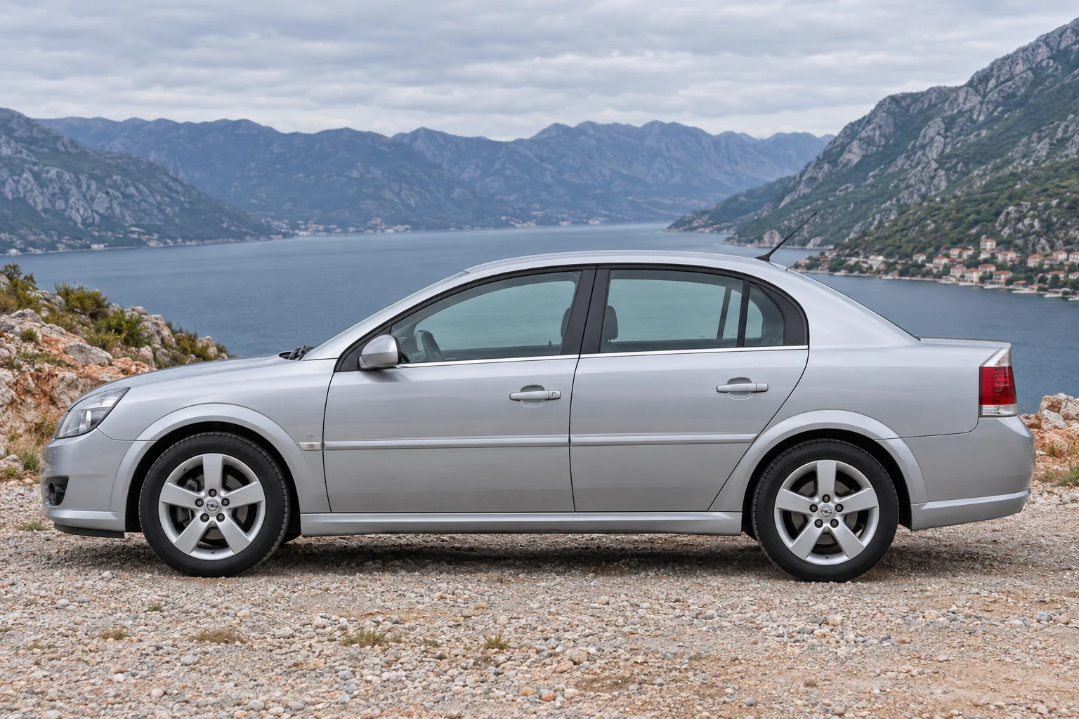 Seitenansicht (Fahrerseite) des Opel Vectra C als Limousine (Stufenheck 4-türig) (mit KI erzeugt)