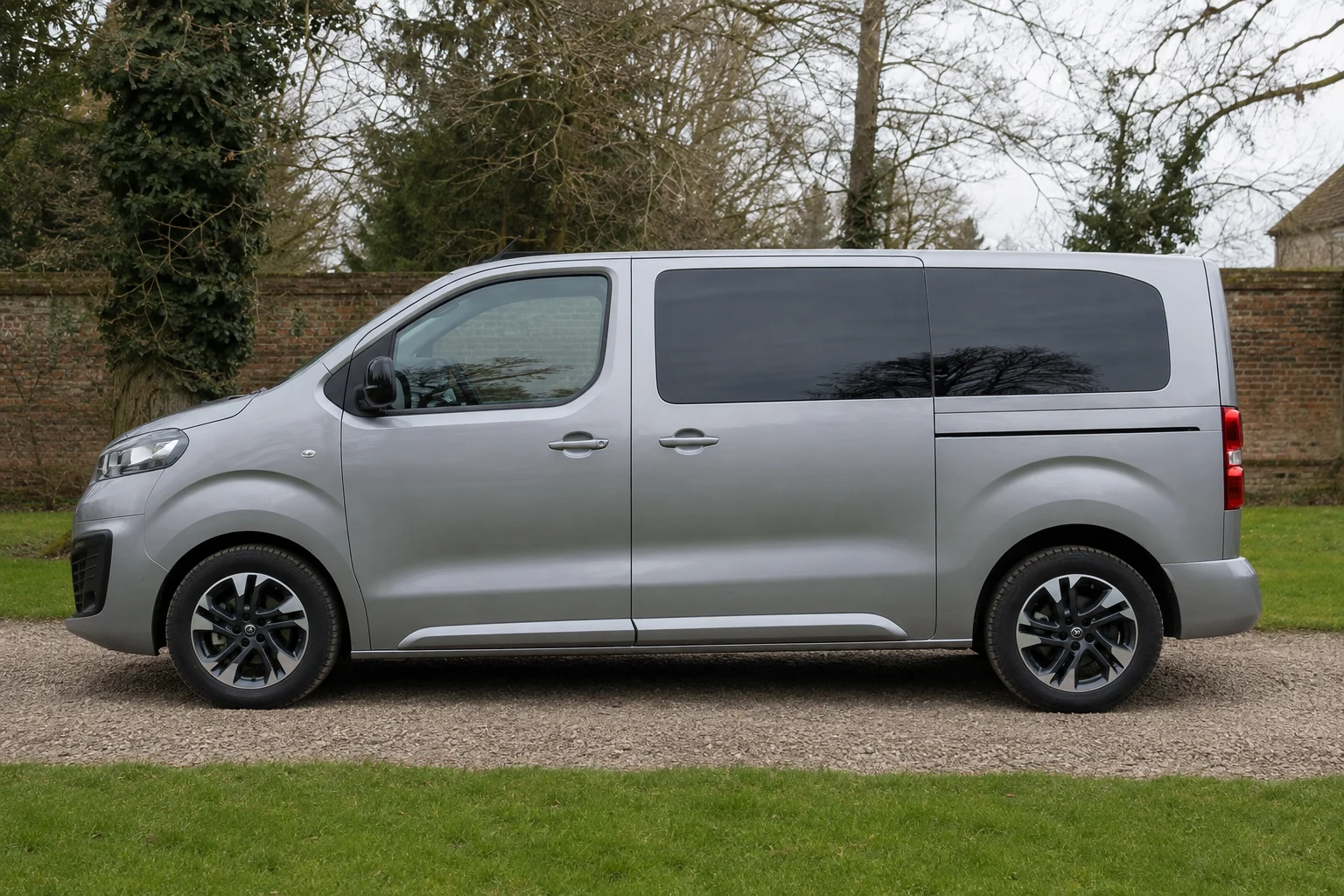 Seitenansicht (Fahrerseite) des Opel Vivaro C als Combi (Personentransport) (mit KI erzeugt)