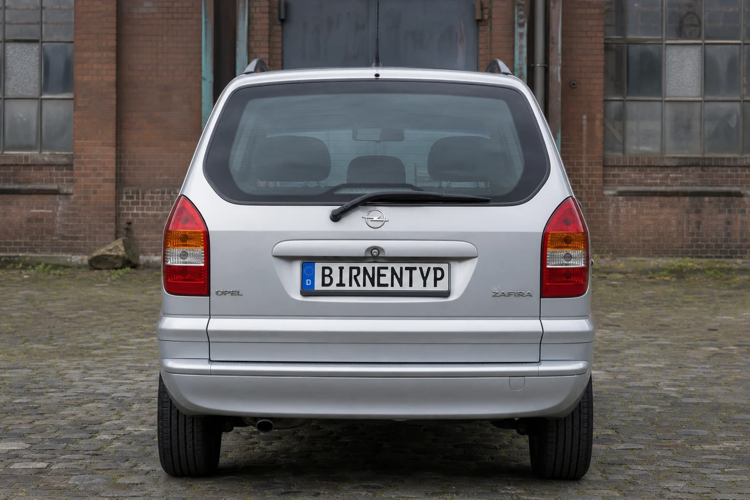 Heck-Ansicht des Opel Zafira (mit KI erzeugt)