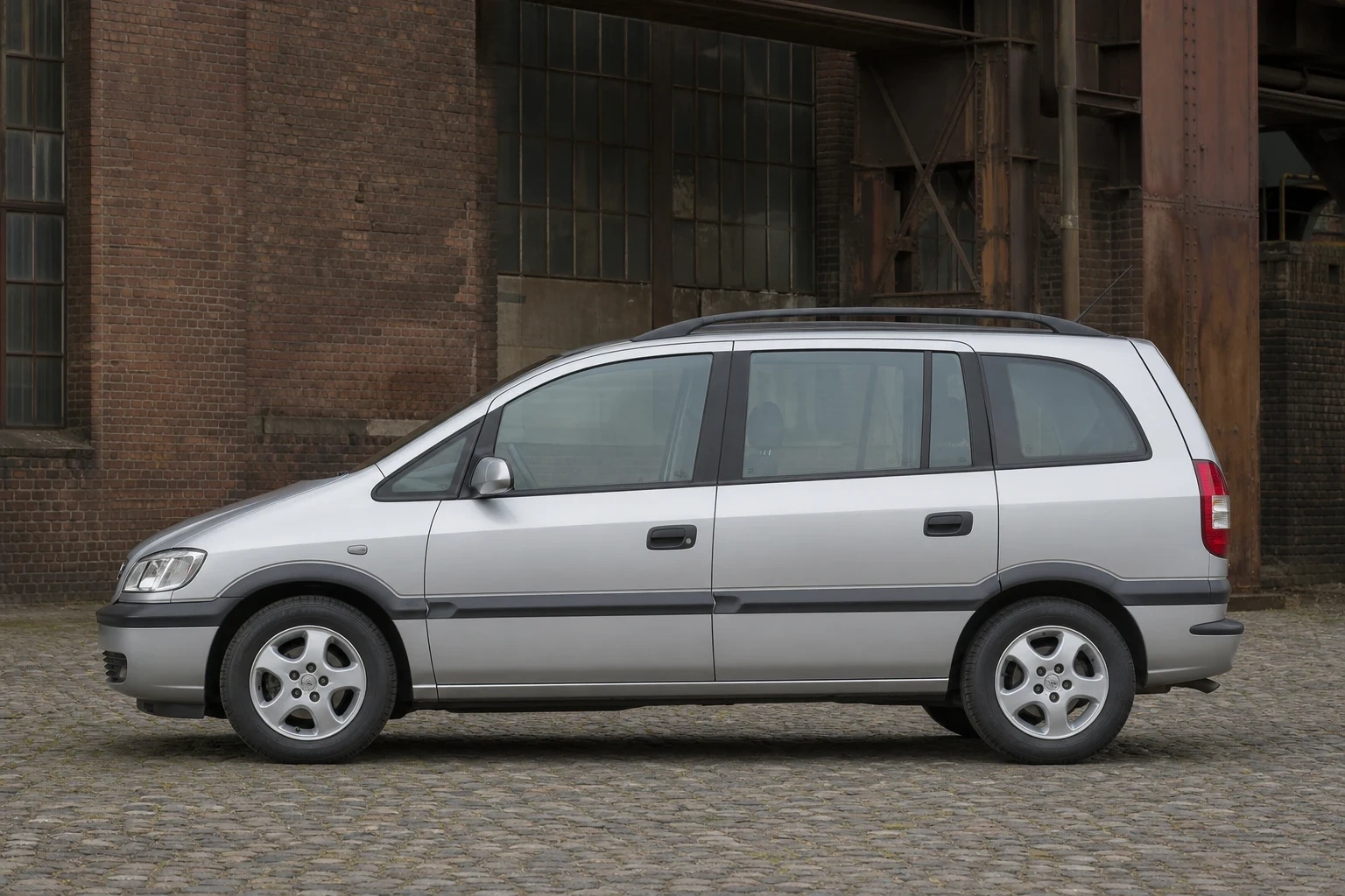 Seitenansicht (Fahrerseite) des Opel Zafira als Kompaktvan (7-Sitzer / Flex7) (mit KI erzeugt)
