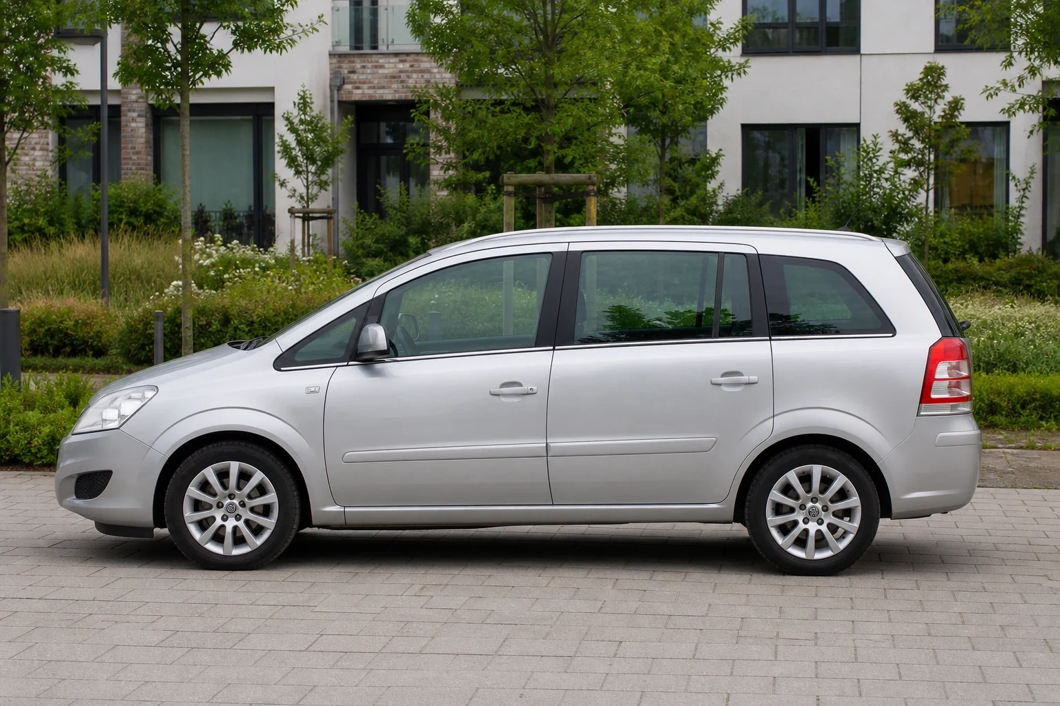 Seitenansicht (Fahrerseite) des Opel Zafira als Kompaktvan (7-Sitzer / Flex7) (mit KI erzeugt)