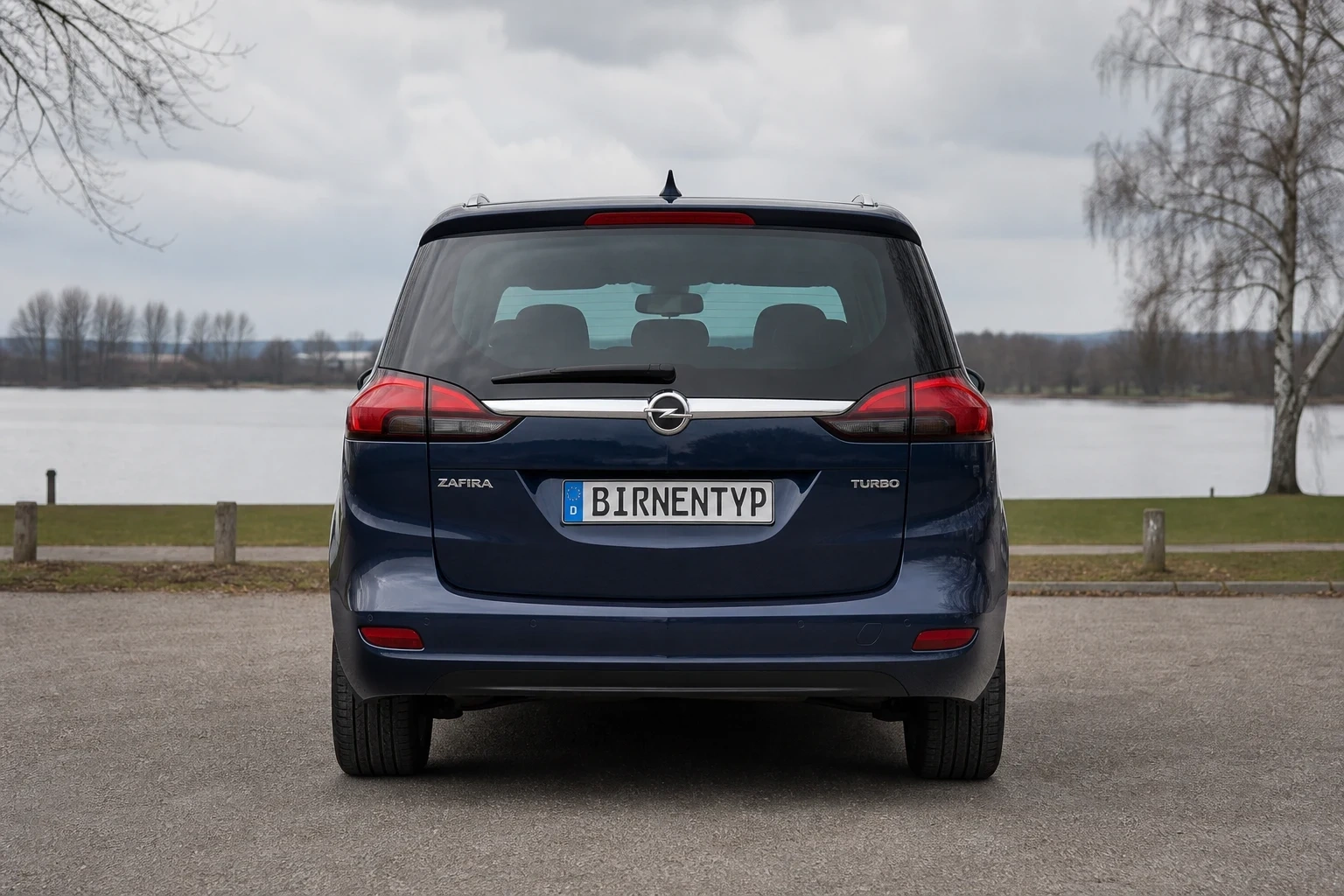 Heck-Ansicht des Opel Zafira (mit KI erzeugt)