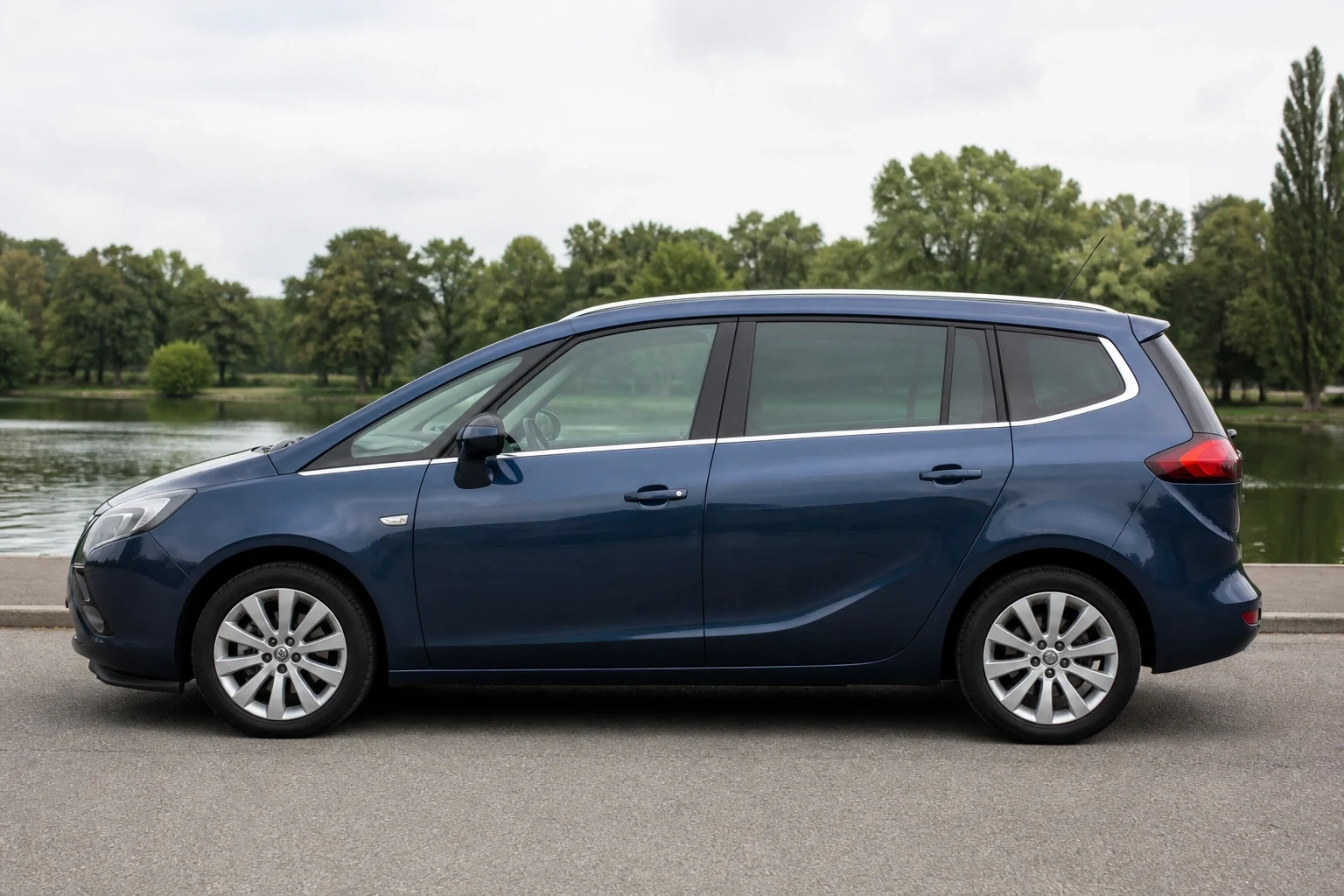 Seitenansicht (Fahrerseite) des Opel Zafira als Zafira Tourer (7-Sitzer / Lounge-Sitzsystem) (mit KI erzeugt)