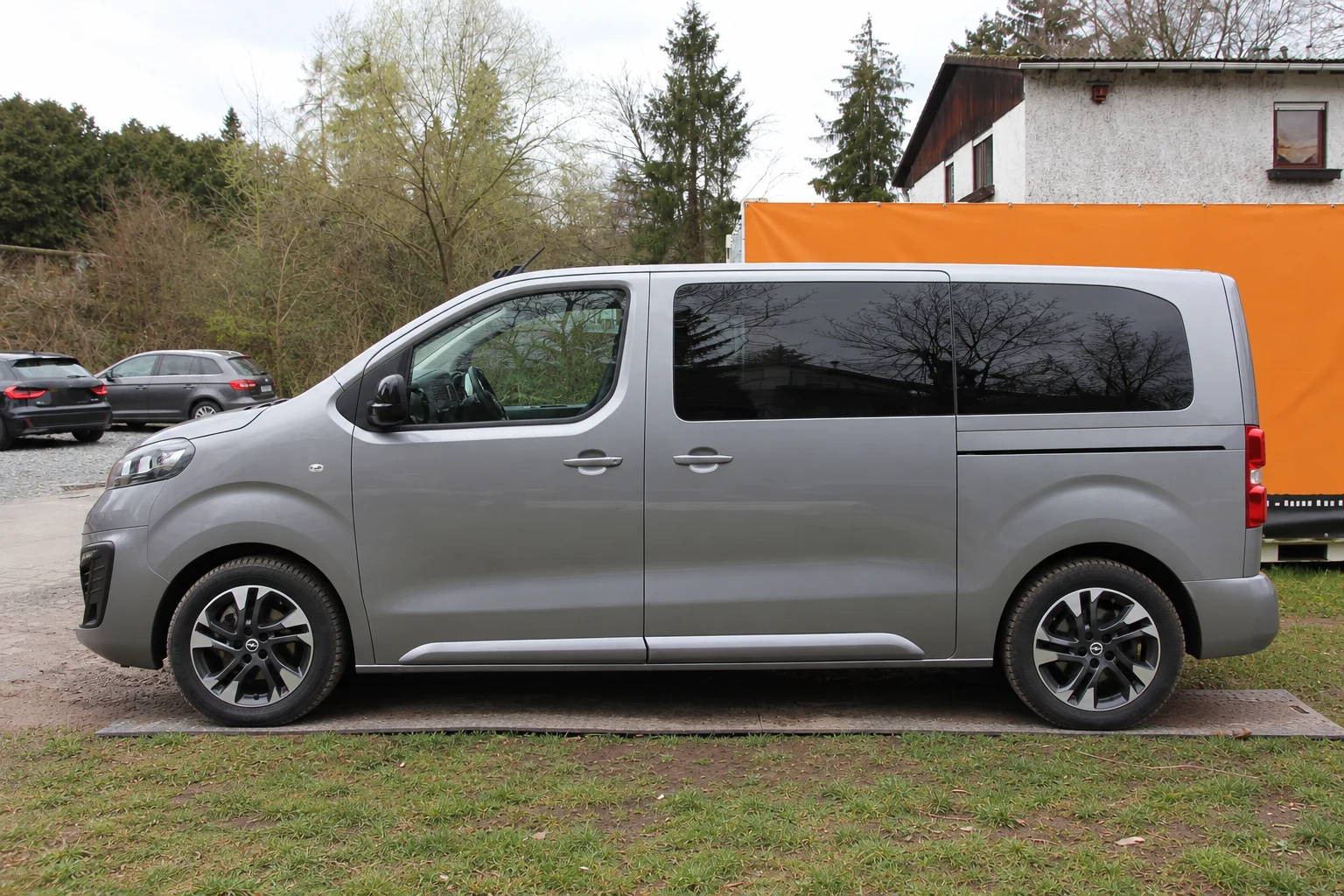 Seitenansicht (Fahrerseite) des Opel Zafira Life als Small (4,60 m) (mit KI erzeugt)