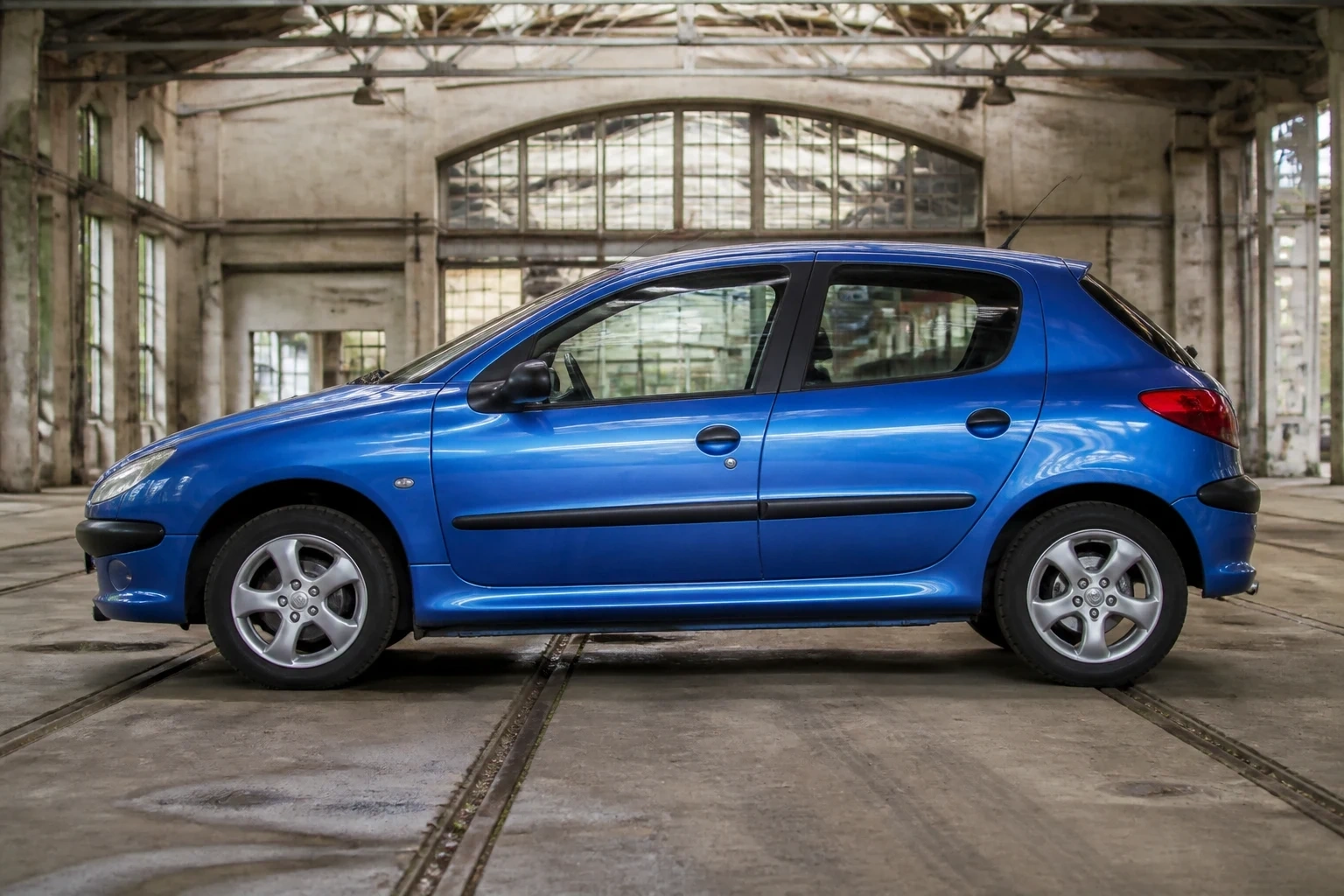Seitenansicht (Fahrerseite) des Peugeot 206 1. Gen als 3-, 5-Türer (mit KI erzeugt)