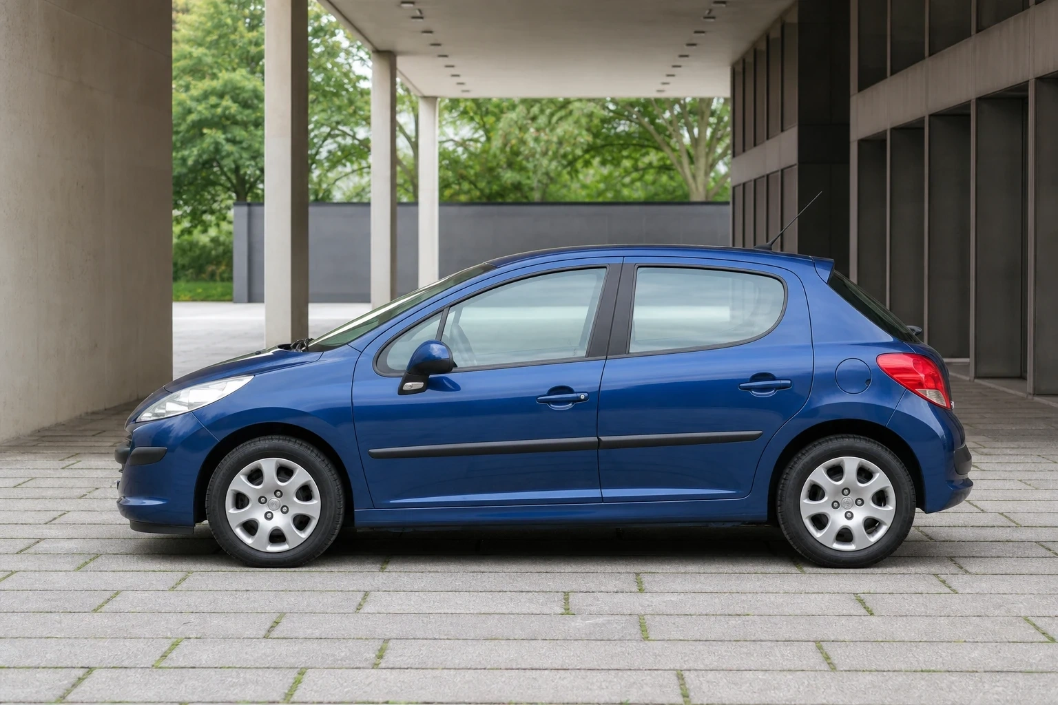 Seitenansicht (Fahrerseite) des Peugeot 207 1. Gen als 3-, 5-Türer (mit KI erzeugt)