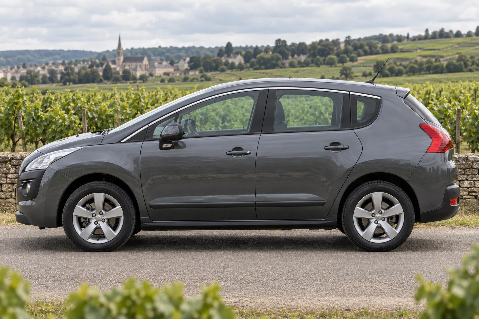 Seitenansicht (Fahrerseite) des Peugeot 3008 1 als Kompakt-SUV (mit KI erzeugt)