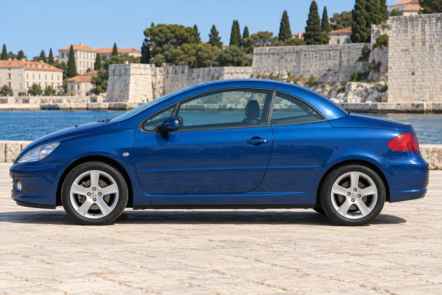 Seitenansicht (Fahrerseite) des Peugeot 307 1 als CC / Cabriolet-Coupé (mit KI erzeugt)