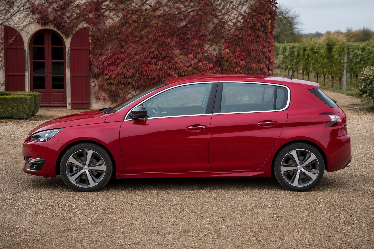 Seitenansicht (Fahrerseite) des Peugeot 308 2 als 3-, 5-Türer (mit KI erzeugt)