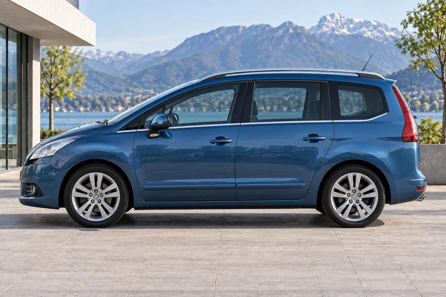 Seitenansicht (Fahrerseite) des Peugeot 5008 1 als Kompaktvan (5-/7-Sitzer) (mit KI erzeugt)