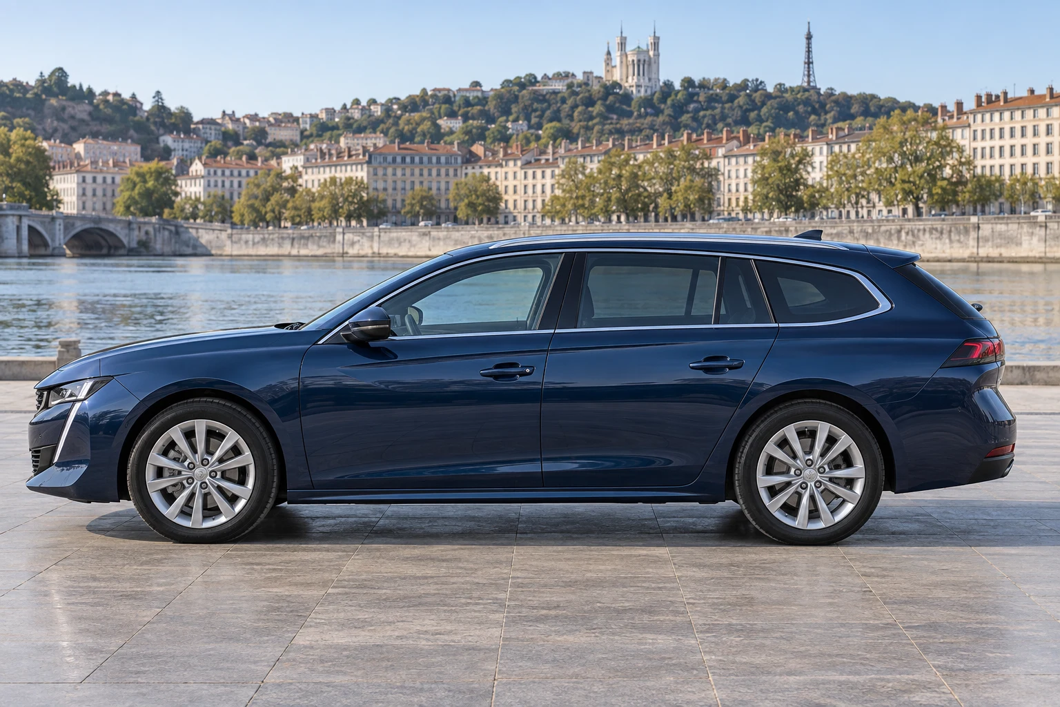 Seitenansicht (Fahrerseite) des Peugeot 508 2 als SW / Kombi (mit KI erzeugt)