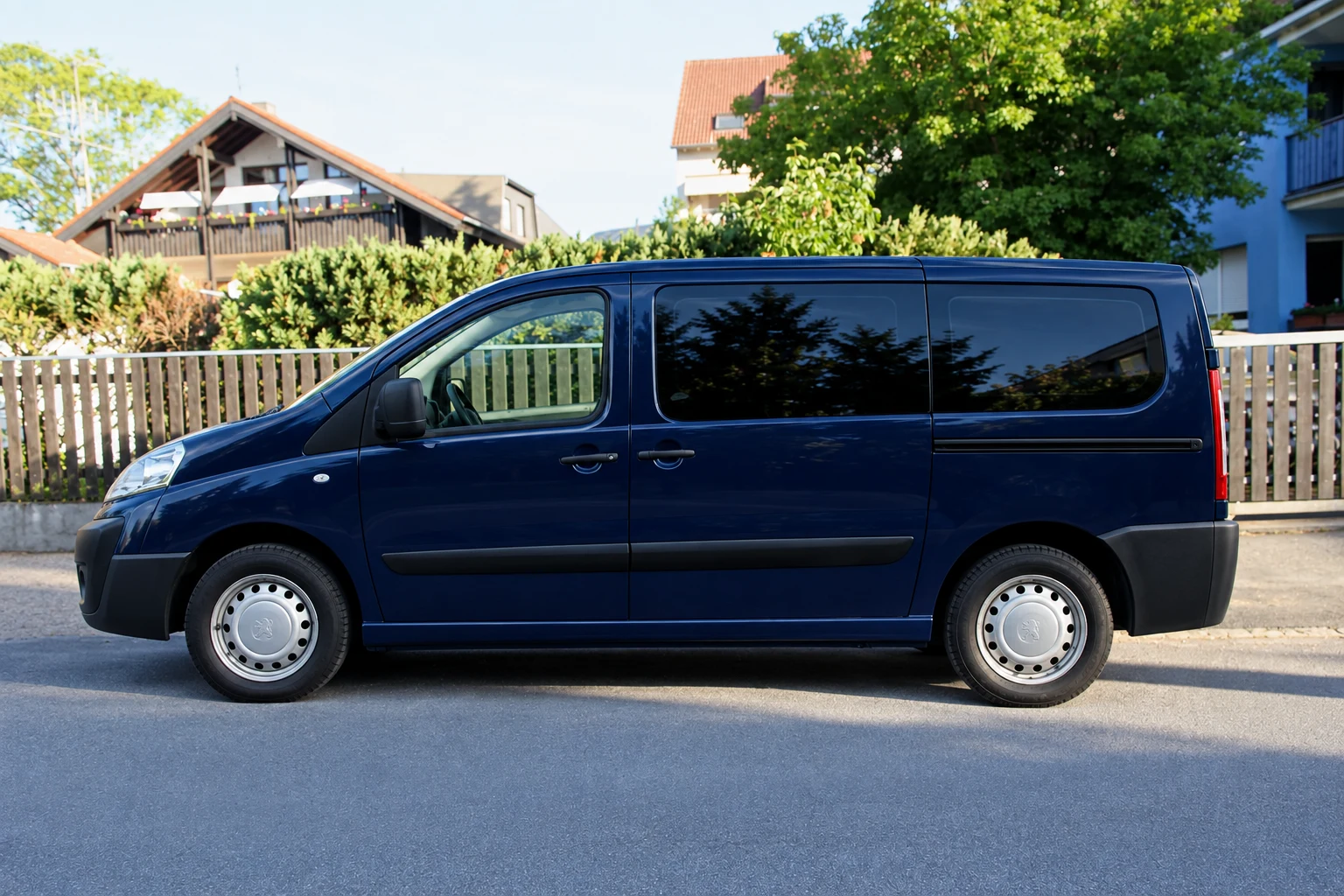Seitenansicht (Fahrerseite) des Peugeot Expert 2. Gen., Transporter / Van als Transporter, Van (mit KI erzeugt)