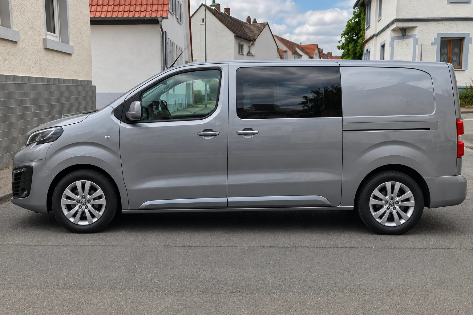 Seitenansicht (Fahrerseite) des Peugeot Expert 3 als Transporter, Van (mit KI erzeugt)