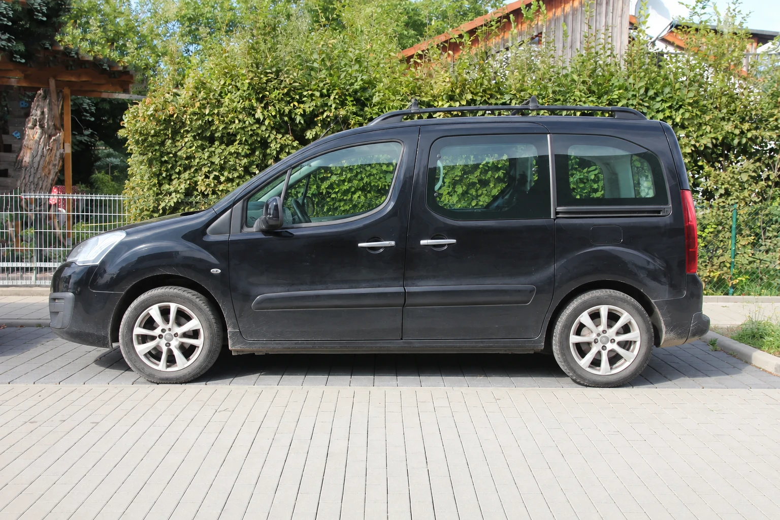 Seitenansicht (Fahrerseite) des Peugeot Partner Tepee als Kombi (mit KI erzeugt)