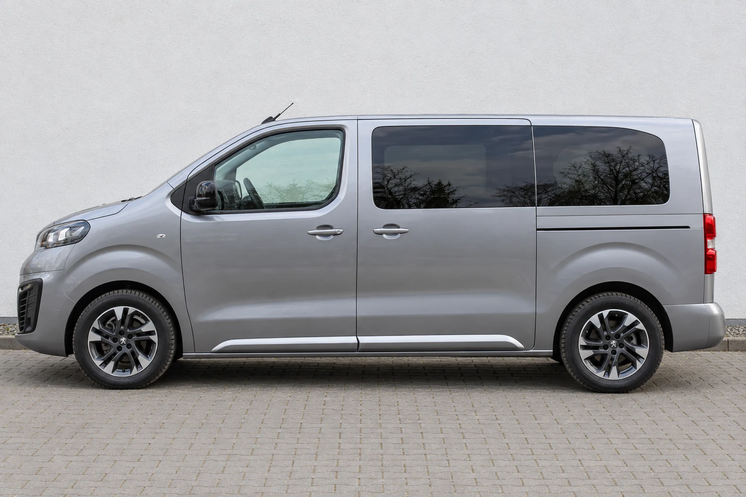 Seitenansicht (Fahrerseite) des Peugeot Traveller als Van (mit KI erzeugt)
