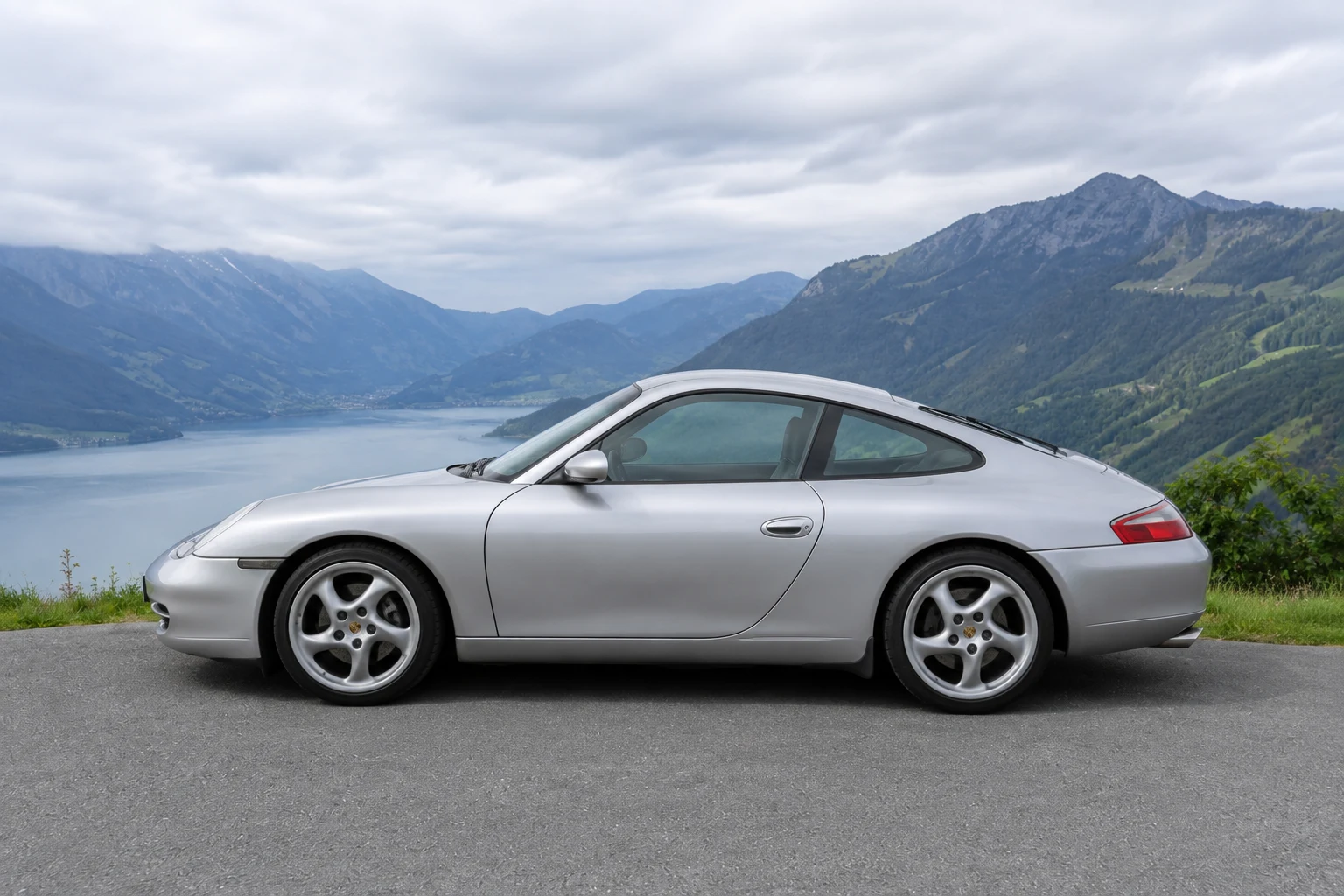 Seitenansicht (Fahrerseite) des Porsche 911 5 als Coupé (Carrera / Carrera 4 / GT3) (mit KI erzeugt)