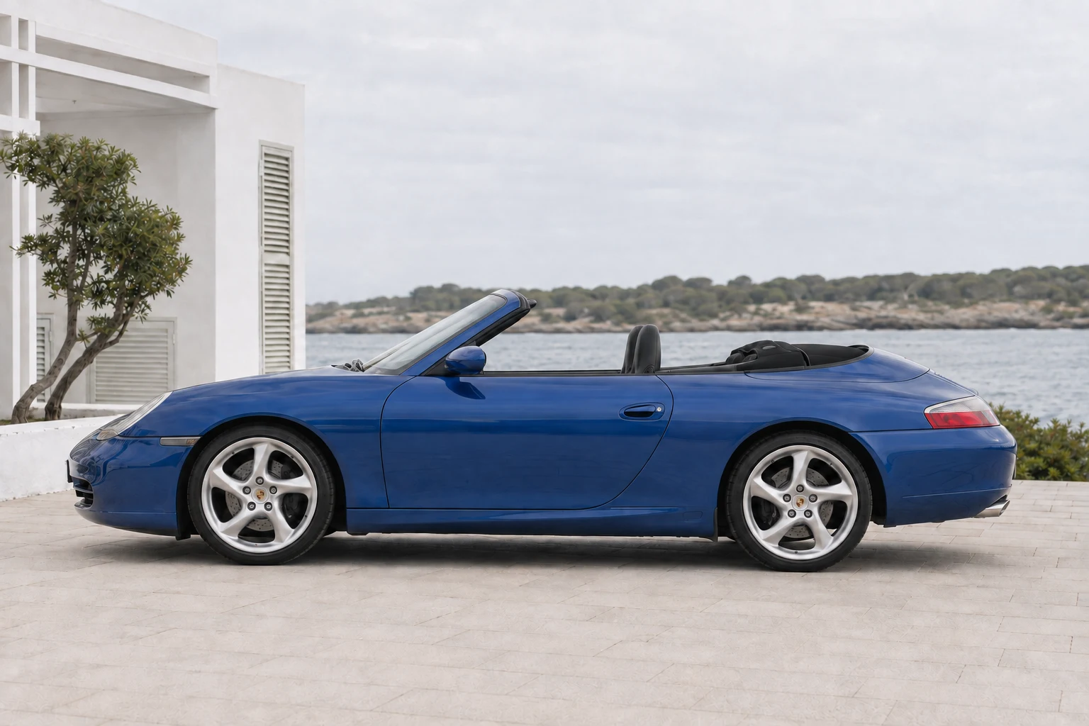 Seitenansicht (Fahrerseite) des Porsche 911 5 als Cabriolet (mit KI erzeugt)