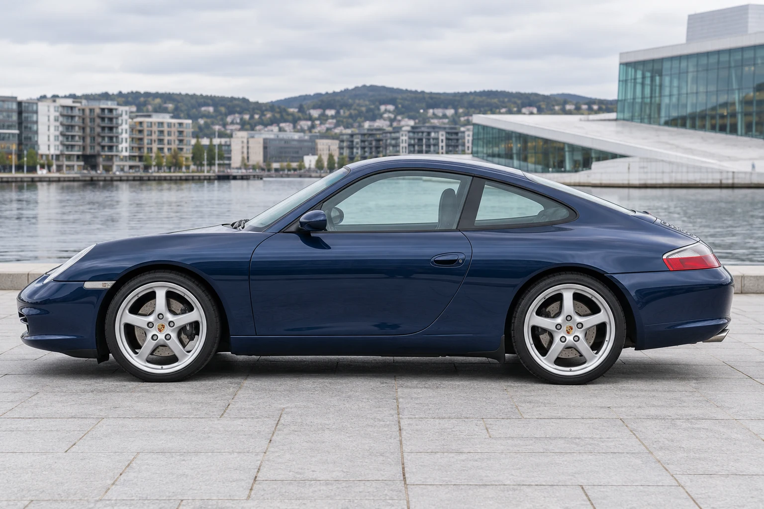 Seitenansicht (Fahrerseite) des Porsche 911 5 Facelift als Coupé (Carrera / Carrera 4S / Turbo / GT2 / GT3) (mit KI erzeugt)