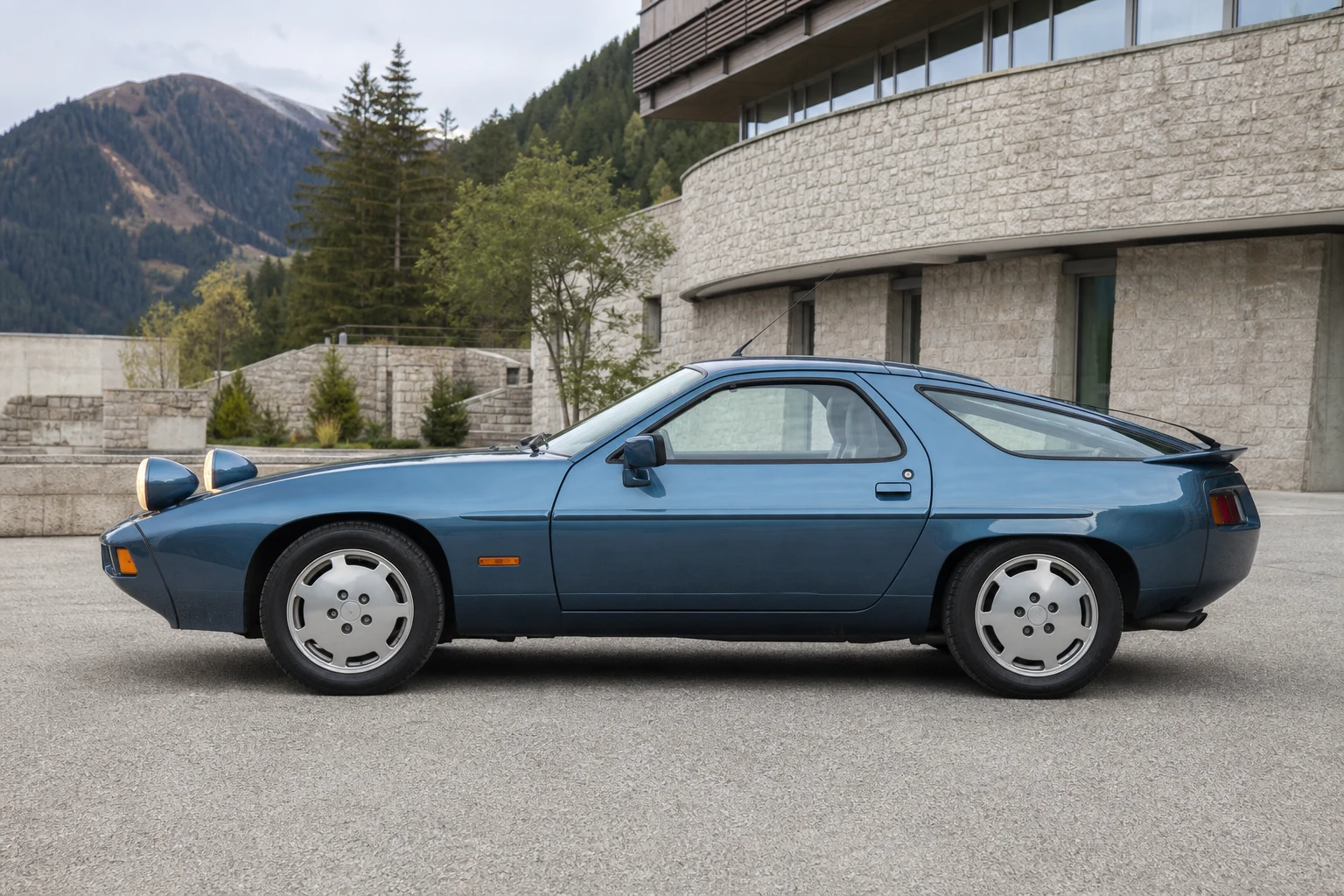 Seitenansicht (Fahrerseite) des Porsche 928 1 als 928 / 928 S (1977–1986) (mit KI erzeugt)