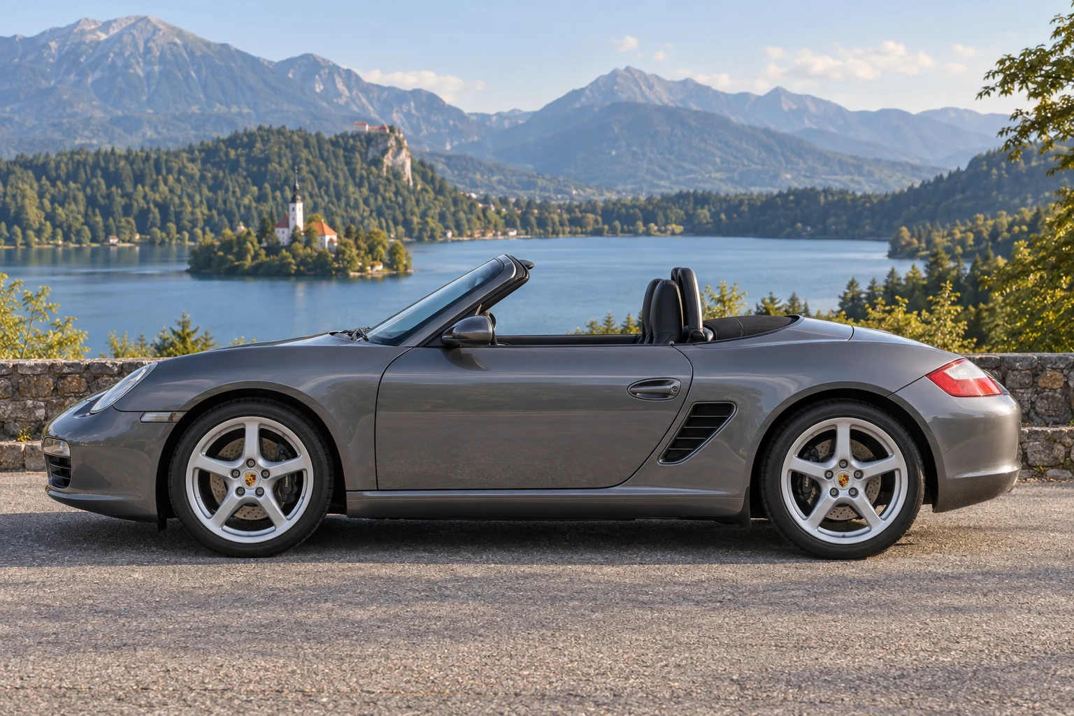 Seitenansicht (Fahrerseite) des Porsche Boxster 2 als Roadster (mit KI erzeugt)