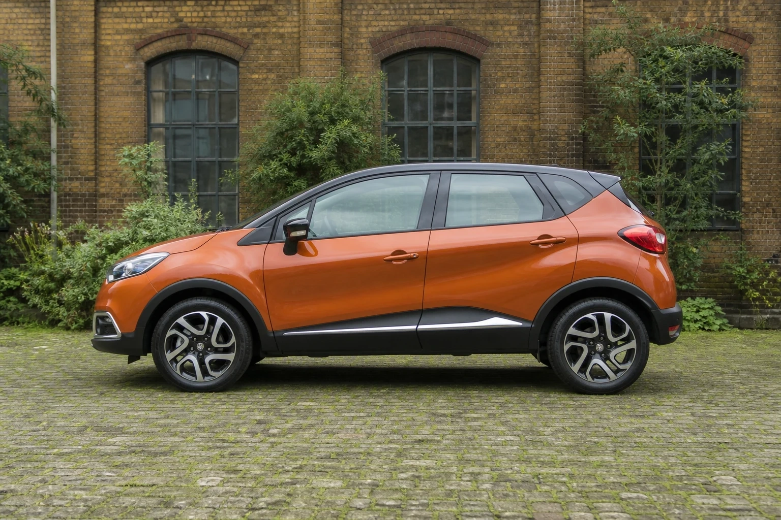 Seitenansicht (Fahrerseite) des Renault Captur 1. Gen als SUV (mit KI erzeugt)