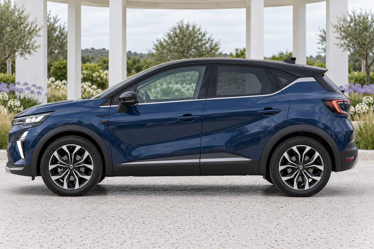 Seitenansicht (Fahrerseite) des Renault Captur 2 Facelift als SUV (mit KI erzeugt)