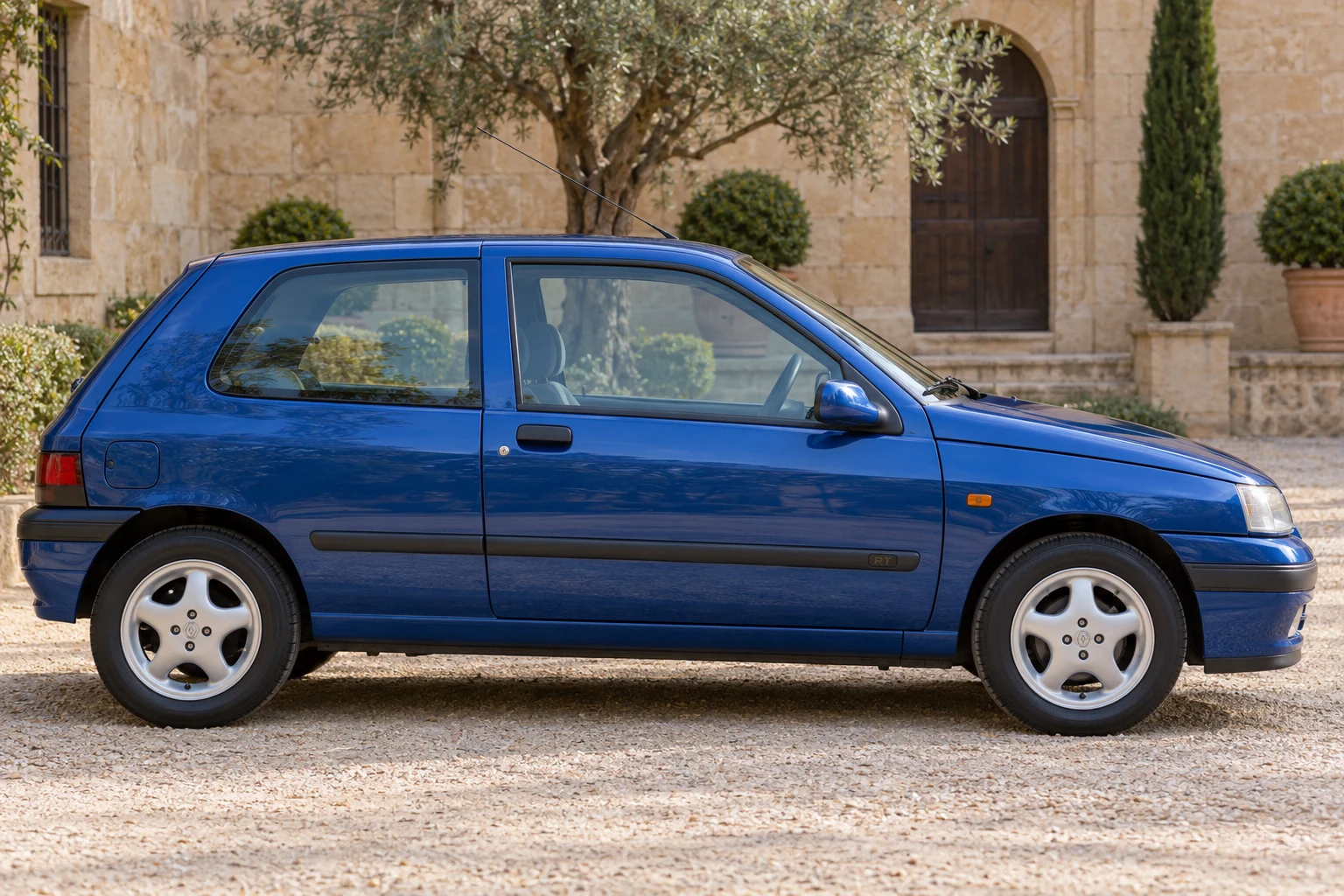 Seitenansicht (Fahrerseite) des Renault Clio 1 2. Facelift als Schrägheck (mit KI erzeugt)