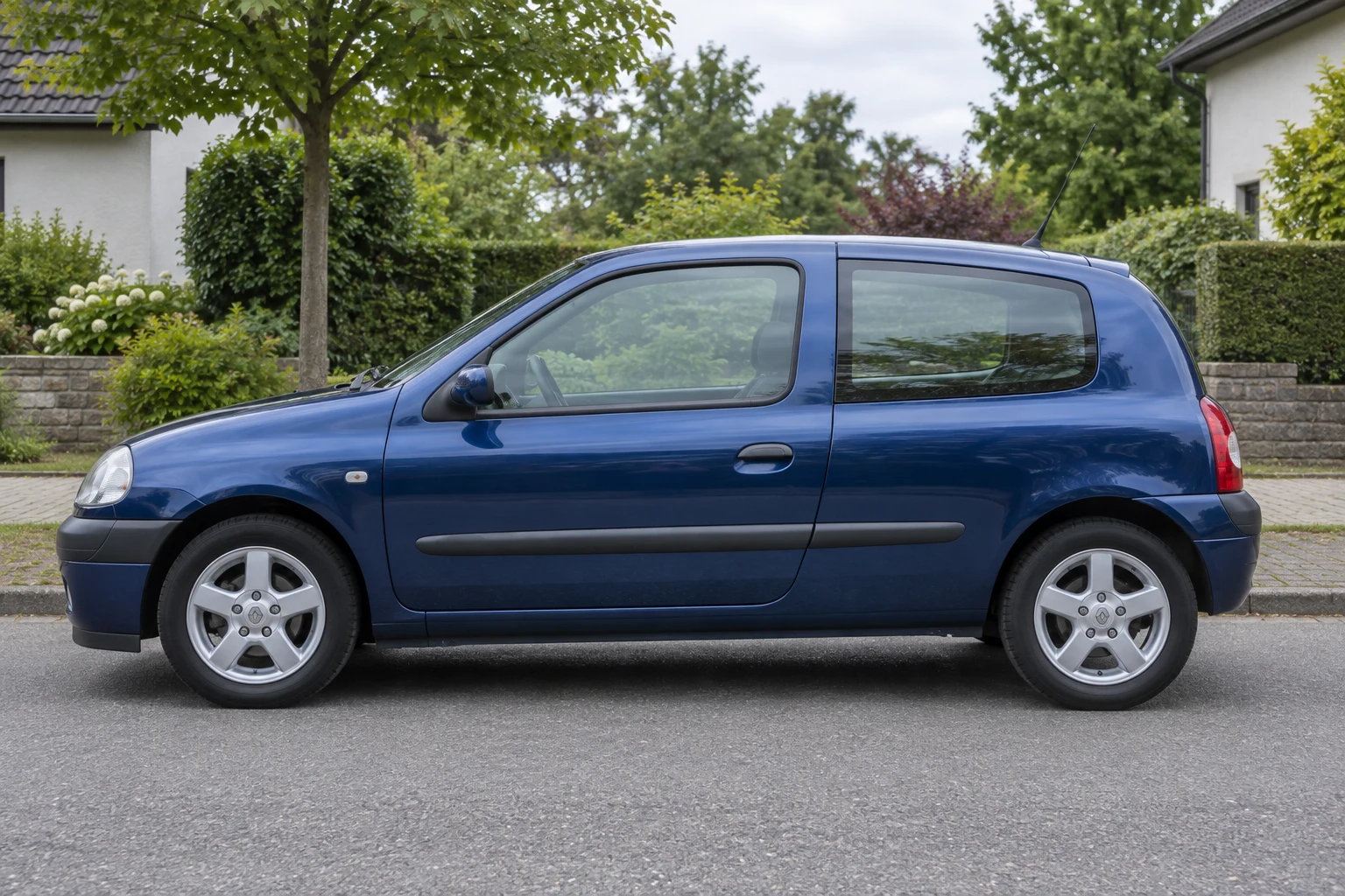 Seitenansicht (Fahrerseite) des Renault Clio 2 als 3-, 5-Türer (mit KI erzeugt)