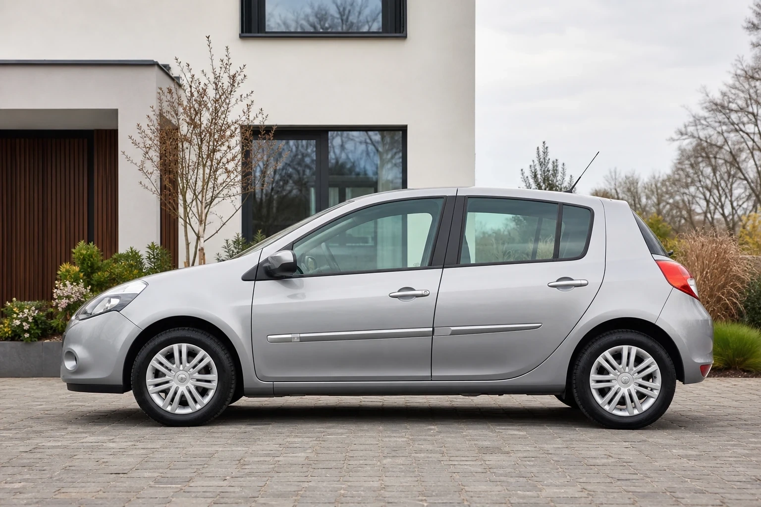 Seitenansicht (Fahrerseite) des Renault Clio 3. Gen als 3-, 5-Türer (mit KI erzeugt)