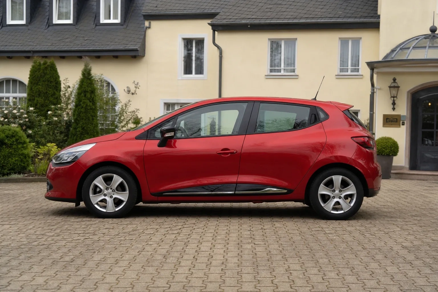 Seitenansicht (Fahrerseite) des Renault Clio 4. Gen als 5-Türer (mit KI erzeugt)