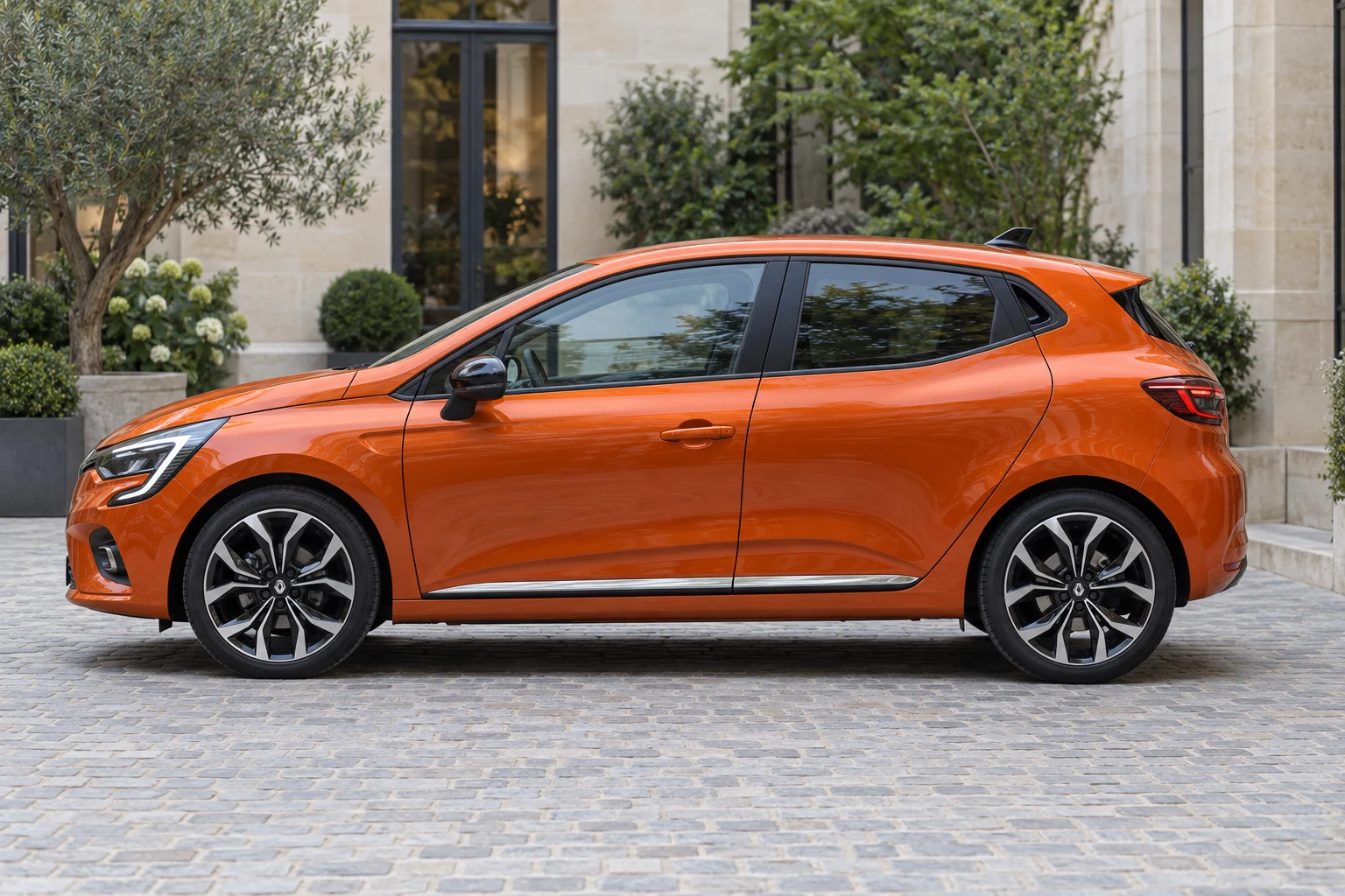 Seitenansicht (Fahrerseite) des Renault Clio 5 als 5-Türer (mit KI erzeugt)