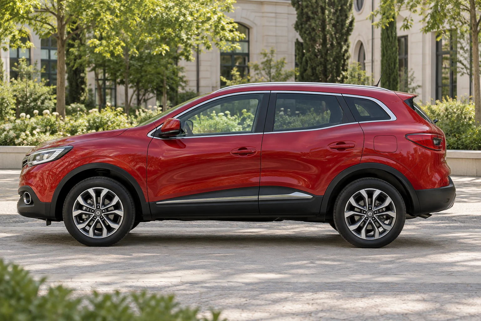 Seitenansicht (Fahrerseite) des Renault Kadjar 1 als SUV (mit KI erzeugt)
