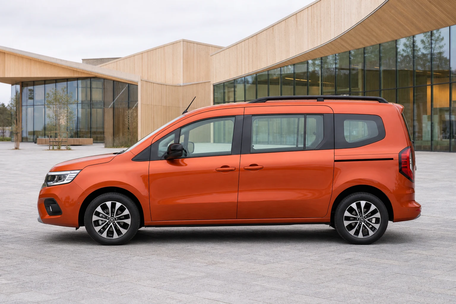 Seitenansicht (Fahrerseite) des Renault Kangoo 3 als Kombi (mit KI erzeugt)