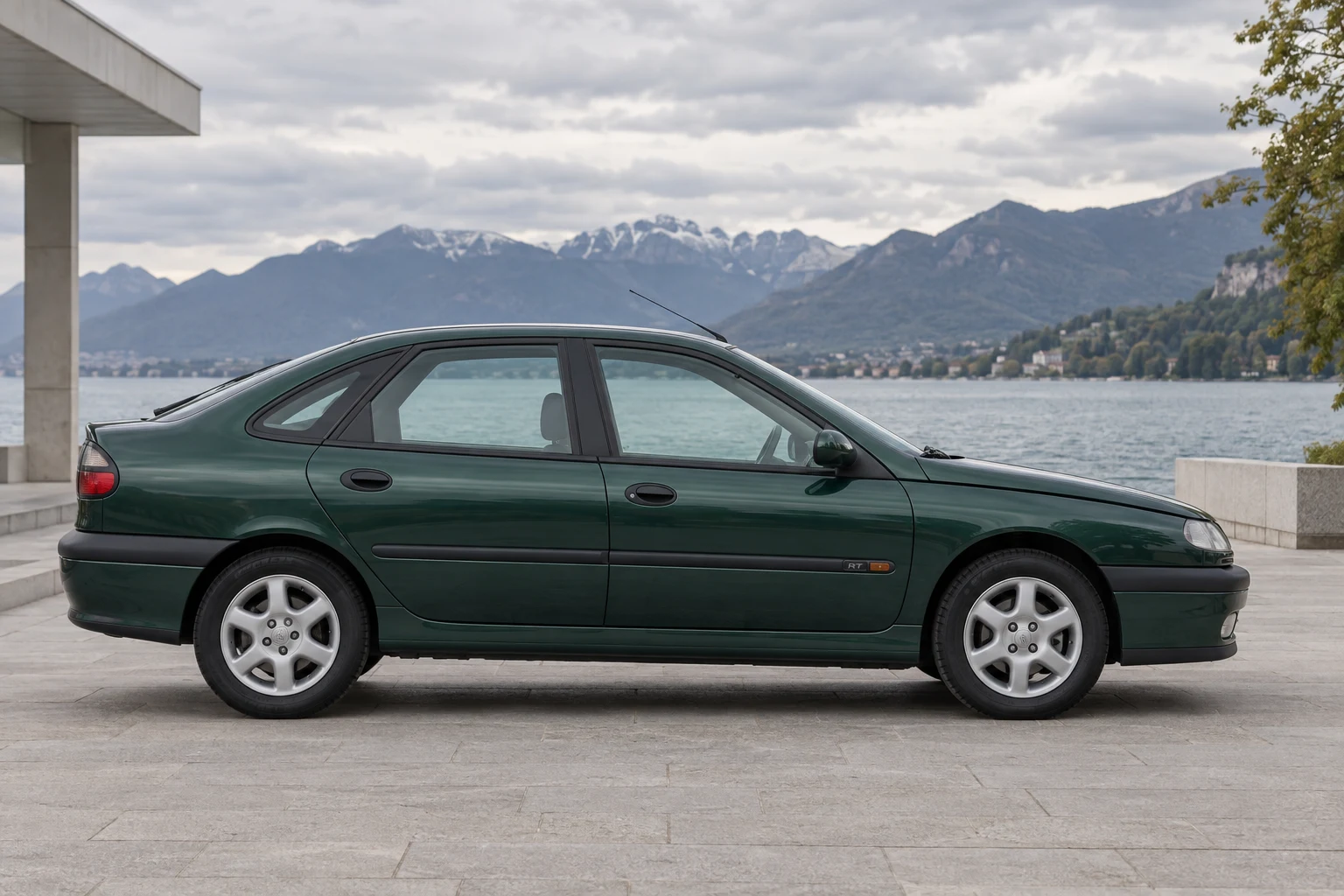 Seitenansicht (Fahrerseite) des Renault Laguna 1 als Schrägheck (5-Türer / Typ B56) (mit KI erzeugt)