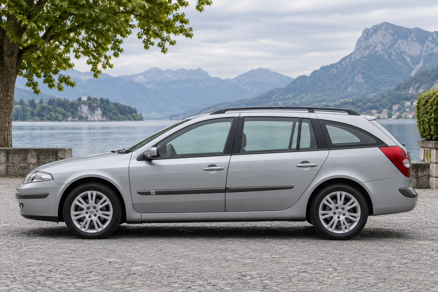 Seitenansicht (Fahrerseite) des Renault Laguna 2 als Kombi (Grandtour / Typ KG0) (mit KI erzeugt)