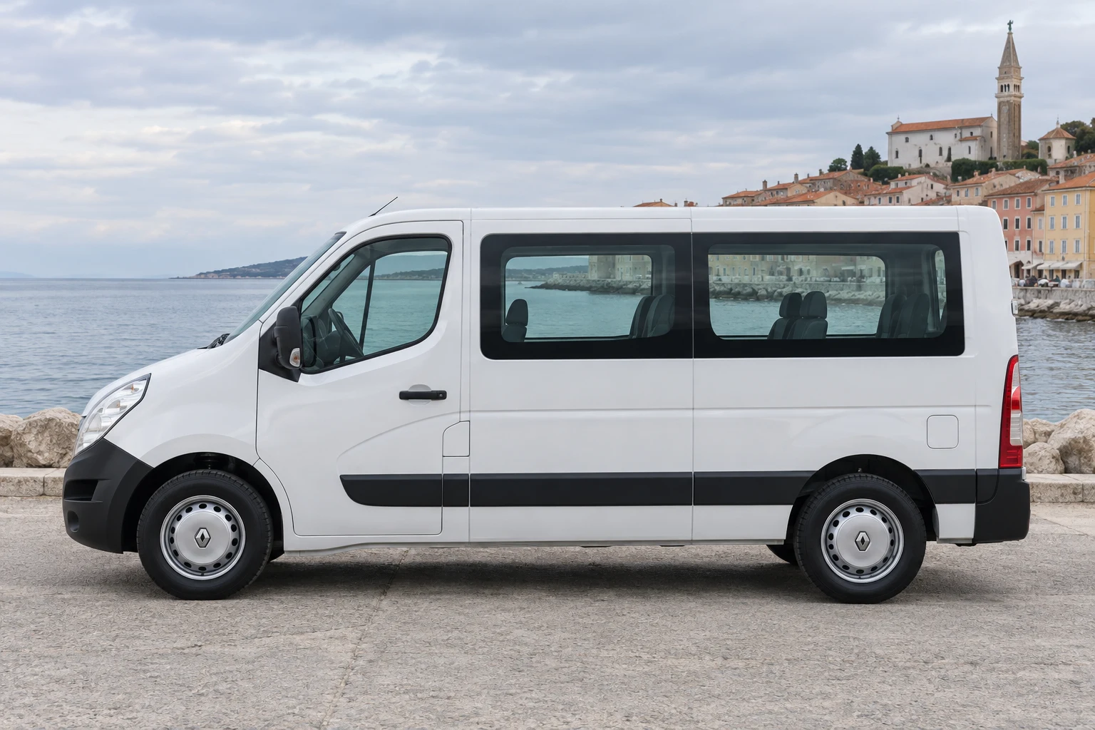 Seitenansicht (Fahrerseite) des Renault Master 3 als Bus / Kombi (mit KI erzeugt)