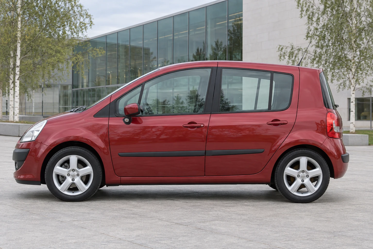 Seitenansicht (Fahrerseite) des Renault Modus 1 als Van (mit KI erzeugt)