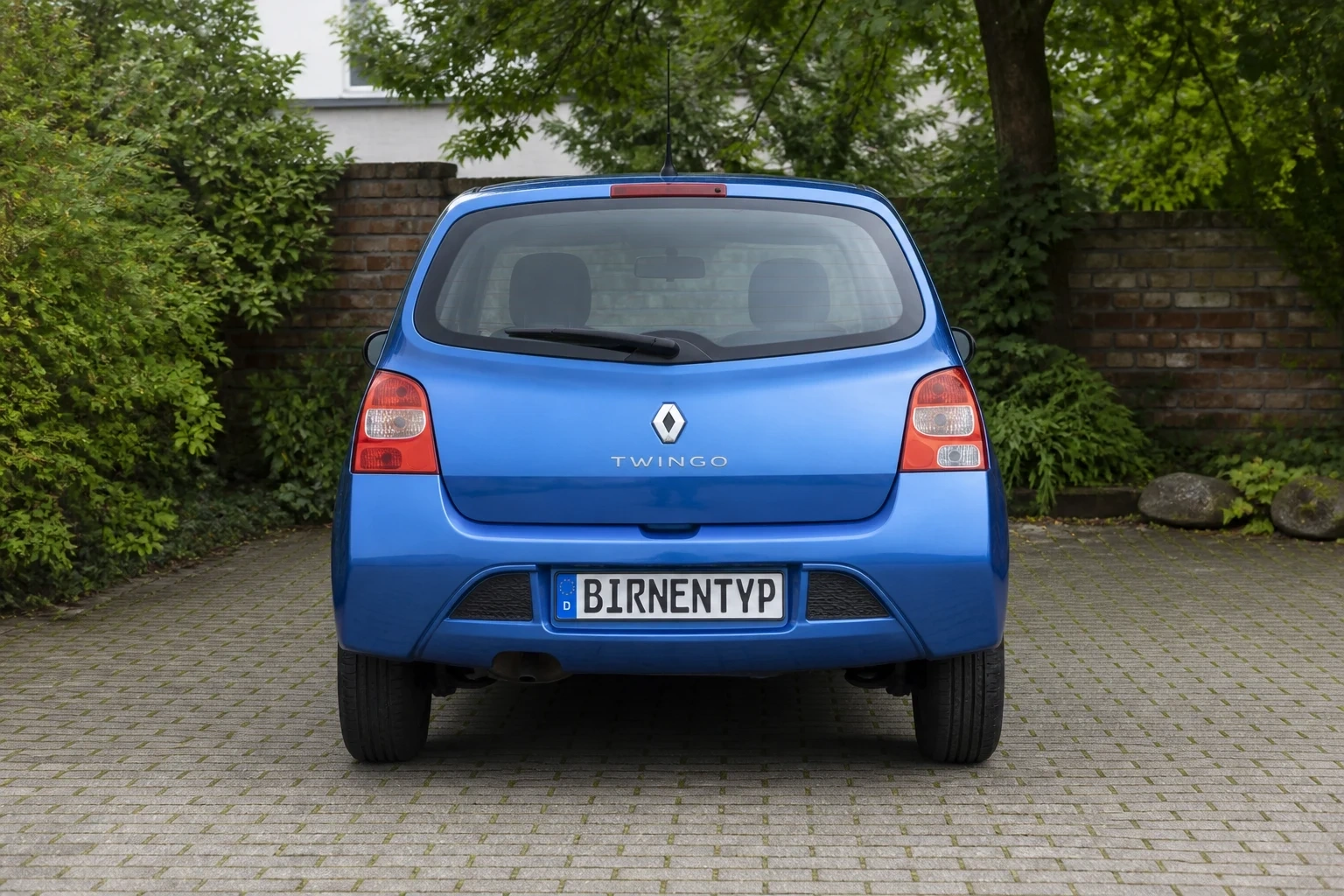 Heck-Ansicht des Renault Twingo 2. Gen (mit KI erzeugt)