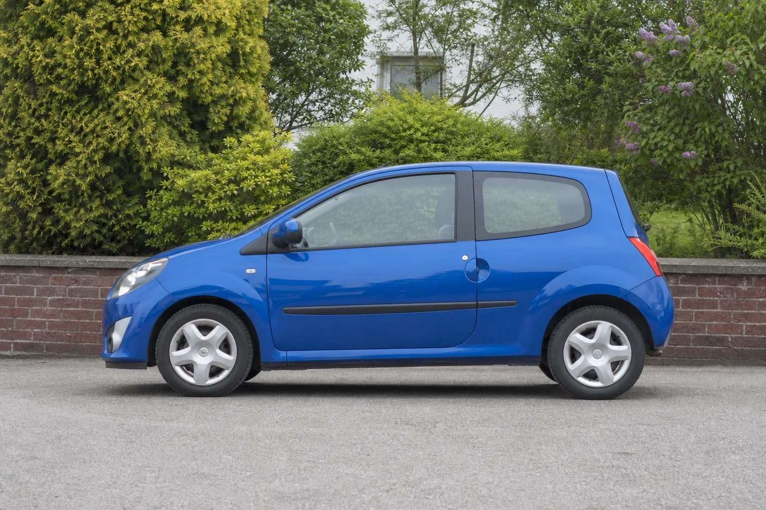 Seitenansicht (Fahrerseite) des Renault Twingo 2. Gen als 3-Türer (mit KI erzeugt)
